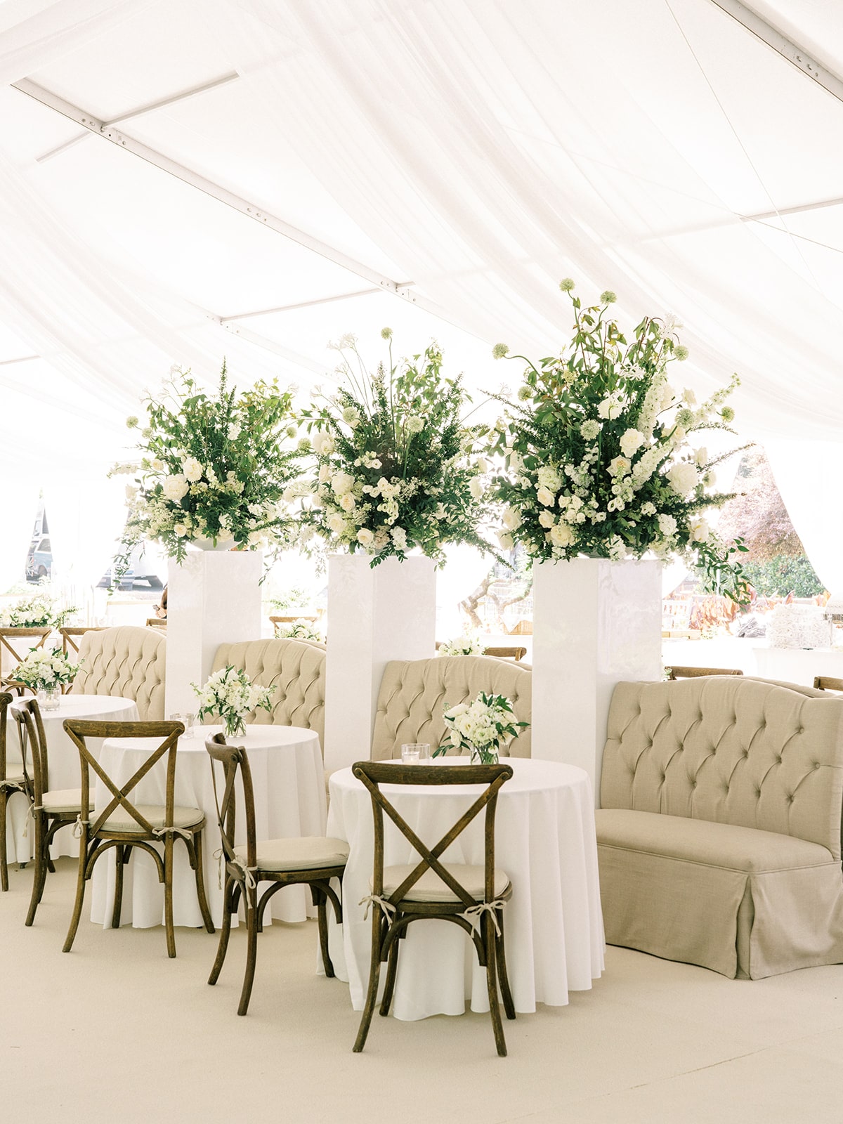 Wedding lounges in luxury wedding tent